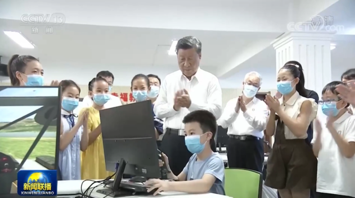 习近平参观青少年模拟飞行训练
